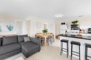 Una sala de estar con un sofá y una mesa con sillas. en Dawn Cove, en Bonnie Doon 35 fotos más