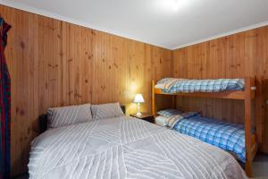 Un dormitorio con dos literas y una cama. en CLUB SNOWFLAKE, en Mount Buller
