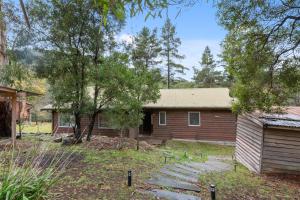 Cabaña de madera con patio y casa en CLUB SNOWFLAKE, en Mount Buller