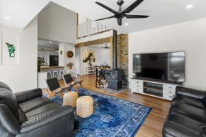 Una sala de estar con un sofá y un televisor de pantalla plana. en Balewood House, en Bonnie Doon