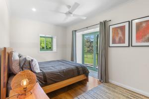 un dormitorio con una cama y una ventana en Balewood House, en Bonnie Doon 14 fotos más