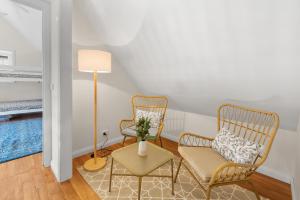 Una sala de estar con dos sillas y una mesa. en Balewood House, en Bonnie Doon