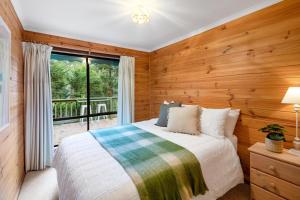 Ένα ή περισσότερα κρεβάτια σε δωμάτιο στο Hideaway @ Sawmill