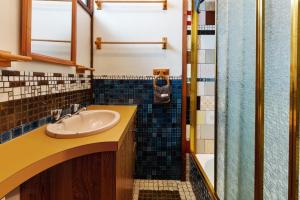 un baño con lavabo y ducha en Milly @ Sawmill, en Mount Buller 17 fotos más