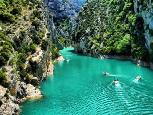 a group of boats in a river in a canyon at Aurelia Verdon in Angles +21 photos