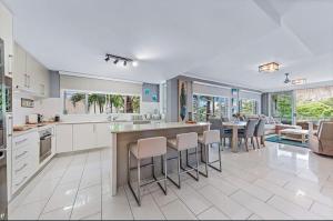 Kuchyň nebo kuchyňský kout v ubytování Airlie Summit Ocean Retreat