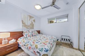 Postel nebo postele na pokoji v ubytování Airlie Summit Ocean Retreat + 6 fotografií