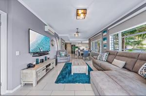 TV a/nebo společenská místnost v ubytování Airlie Summit Ocean Retreat