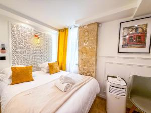 una camera d'albergo con due letti e una finestra di 113 - Urban Vuitton Lemoine a Parigi