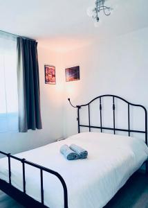 une chambre avec un lit avec deux serviettes dessus dans l'établissement Apartment - Equemauville - Normandie, à Équemauville