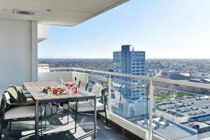 Balkoni atau teres di Pacific Horizon - Luxury Sky Suite - 19th Floor City Views