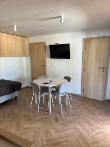 una habitación con una mesa y sillas y una cama en Holiday Home Ahil 1, en Pakoštane