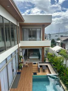 Bazén v ubytování Villa Belcasa Phuket, Cherngtalay I New Cozy 3BR Pool Villa, Walk to Boat Avenue, Near Bangtao Beach nebo v jeho okolí