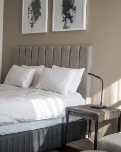 Ένα ή περισσότερα κρεβάτια σε δωμάτιο στο Menlyn Maine Trilogy Apartment