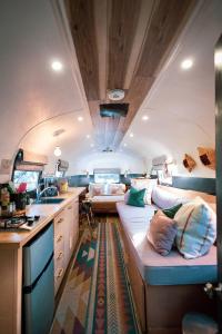NogalにあるSilver Bullet Airstream, El Mistico Glamping Ranchのリビングルーム(ソファ付)