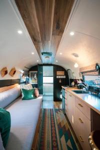 Kuchyň nebo kuchyňský kout v ubytování Silver Bullet Airstream, El Mistico Glamping Ranch