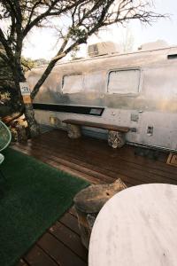 Galeriebild der Unterkunft Silver Bullet Airstream, El Mistico Glamping Ranch in Nogal + 47 Fotos