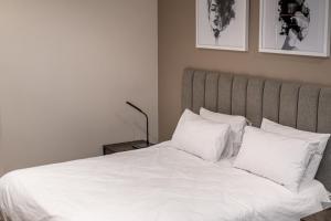 Ένα ή περισσότερα κρεβάτια σε δωμάτιο στο Menlyn Maine Trilogy Apartment