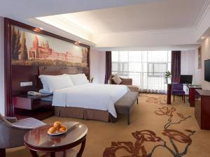 Postel nebo postele na pokoji v ubytování Vienna International Hotel Nanning East Station + 280 fotografií