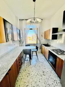 Una cocina con mesa y sillas y una ventana. en Casa del Corso, en Civitavecchia