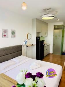 Un dormitorio con una cama con flores. en 5 Star Comfort Riveria City KL Sentral 4 pax infinity pool, en Kuala Lumpur