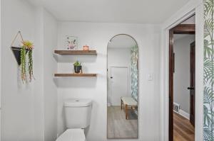 Ένα μπάνιο στο Amazing Parma Home King Bed Full Office Room +48 φωτογραφίες