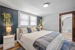 Ένα ή περισσότερα κρεβάτια σε δωμάτιο στο Amazing Parma Home King Bed Full Office Room