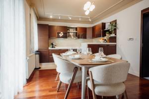 ブドヴァにあるVilla Danigoのテーブルと椅子のあるダイニングルーム