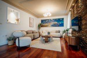 ブドヴァにあるVilla Danigoのソファとテーブルのあるリビングルーム