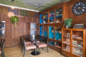 Η βιβλιοθήκη του ξενοδοχείου