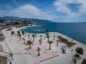 una vista aerea su una spiaggia con palme e barca di Apartments Bonus and private parking a Spalato (Split)