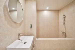 Phòng tắm tại Ulsan Samsan CUSTOM HOTEL