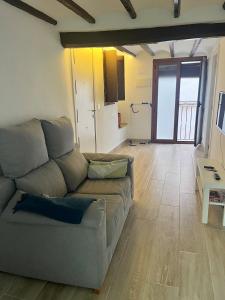 a living room with a couch and a table at Apartamento a un minuto de la playa HORT in Villajoyosa +9 photos