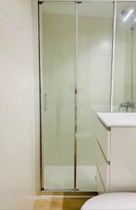 a glass shower in a bathroom with a sink at Apartamento a un minuto de la playa HORT in Villajoyosa