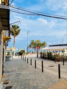 a street with palm trees and a stop sign at Apartamento a un minuto de la playa HORT in Villajoyosa
