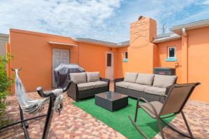 un patio con 2 sillas, un sofá y una mesa en Walk 2 Beach & Ocean Center 60' Driveway, en Daytona Beach