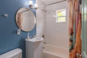 Un baño con un lavabo blanco y un espejo. en Walk 2 Beach & Ocean Center 60' Driveway, en Daytona Beach 53 fotos más