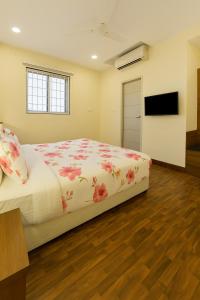 Un dormitorio con una cama y un televisor. en Hotel Bull's Eye, en Bombay