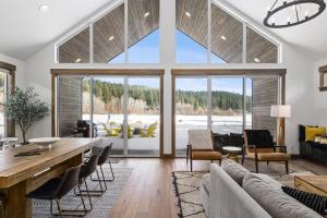 un soggiorno con tavolo e sedie e una grande finestra di Suncadia Resort Luxury Home Next To Nelson Farm a Cle Elum
