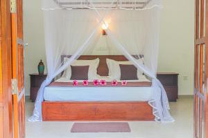 Ένα ή περισσότερα κρεβάτια σε δωμάτιο στο Thisara Villa