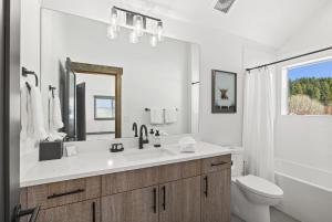 un bagno con lavandino, WC e specchio di Suncadia Resort Luxury Home Next To Nelson Farm a Cle Elum Altre 64 foto