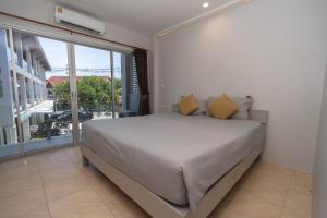 a bedroom with a large bed and a large window at Chaweng Terrace in Chaweng