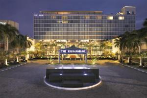 Un gran edificio con un cartel delante. en Hyatt Regency Dar es Salaam, The Kilimanjaro, en Dar es Salaam