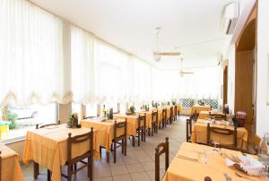 A restaurant or other place to eat at Hotel Villa Ombrosa