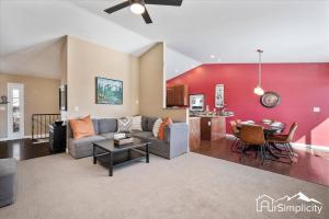 un soggiorno con un divano e un tavolo di Spacious Ranch W Hot Tub Near Red Rocks a Denver