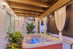 eine Whirlpool-Badewanne in der Mitte eines Zimmers in der Unterkunft Elegant Retreat- Sleep 10-Boho Dome Lounge-Hot Tub-Games-Golf-Serene Getaway in Sacramento