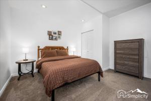 una camera da letto con un letto e una cassettiera di Spacious Ranch W Hot Tub Near Red Rocks a Denver