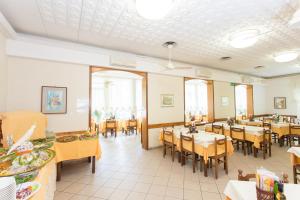 A restaurant or other place to eat at Hotel Villa Ombrosa