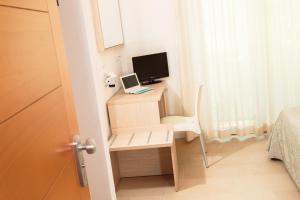 A television and/or entertainment centre at Hotel Villa Ombrosa