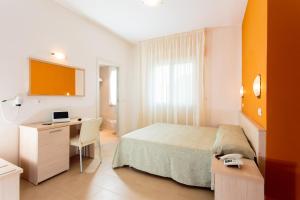 A bed or beds in a room at Hotel Villa Ombrosa